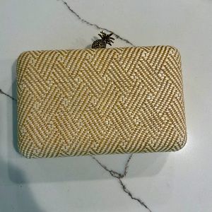 Straw clutch with pineapple